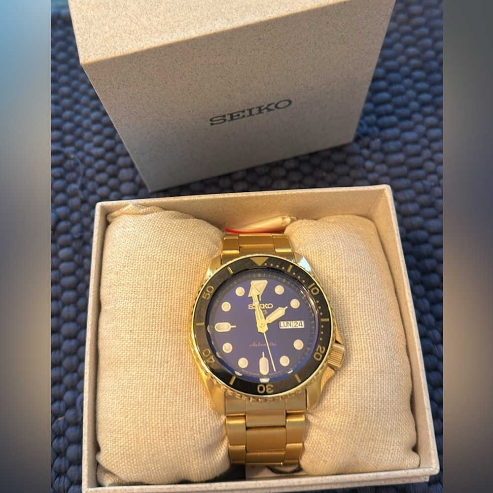 Seiko Men's Watch with Gold and Blue Design